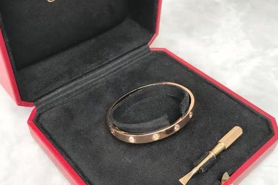 仿卡地亚手镯值多少钱一个、卡地亚属于什么档次